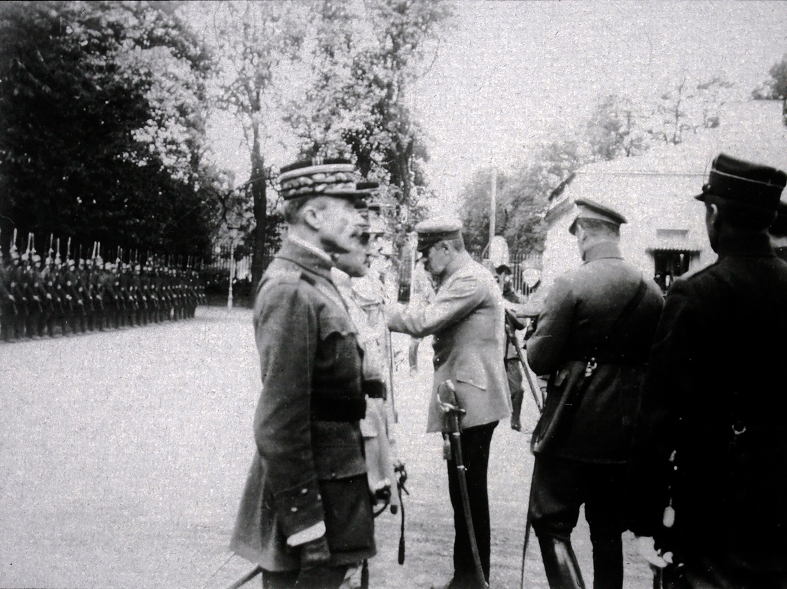 Naczelnik Państwa dekoruje Krzyżem Virtuti Militari